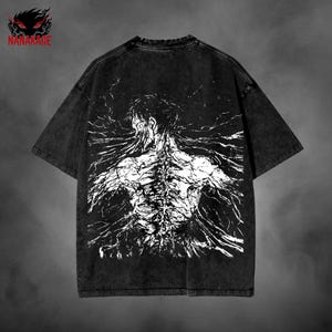Może przedstawiać: Czarny t-shirt z krótkim rękawem z efektem sprania. Tył przedstawia białą grafikę ludzkiej postaci z motywem szkieletu i płynnymi liniami. W lewym górnym rogu widnieje napis "NANAKAGE" nad czerwono-czarnym logo.
