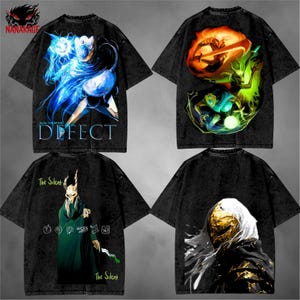 Pode incluir: Quatro camisetas gráficas pretas com designs diferentes. Uma camiseta apresenta uma ilustração azul e branca com a palavra "DEFECT". Outra tem um design flamejante. A terceira camiseta mostra uma figura em vestes verdes, e a última tem uma máscara dourada.