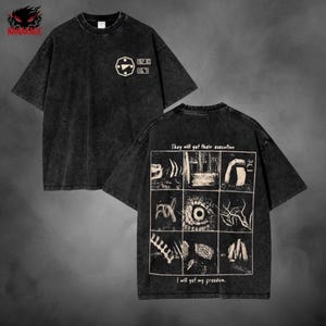 Può includere: T-shirt grigio scuro dall'aspetto invecchiato. La parte anteriore presenta una piccola grafica e testo. Il retro mostra una griglia di illustrazioni con le frasi "They will get their execution" e "I will get my freedom."