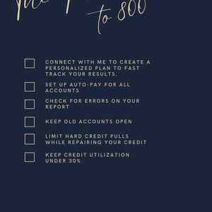 Puede incluir: Una taza de cer&aacute;mica blanca con un asa negra y el texto "But First, Coffee" en un estilo manuscrito. La taza est&aacute; sobre una superficie blanca. La taza mide aproximadamente 10 cm de alto.