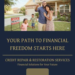 Puede incluir: Una familia frente a su nueva casa, sosteniendo llaves. Un letrero de "VENDIDO" est&aacute; en el jard&iacute;n. El texto "TU CAMINO HACIA LA LIBERTAD FINANCIERA COMIENZA AQU&Iacute;" y "SERVICIOS DE REPARACI&Oacute;N Y RESTAURACI&Oacute;N DE CR&Eacute;DITO" se muestran.