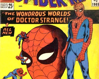 Könnte beinhalten: Das Comic-Cover von The Amazing Spider-Man #2 aus dem Jahr 1965 zeigt eine große rot-schwarze Spider-Man-Maske auf gelbem Hintergrund. Spider-Man steht rechts in einem rot-blauen Anzug. Der Text umfasst Special King Size Annual, 72 Big Pages und The Wondrous Worlds of Doctor Strange.