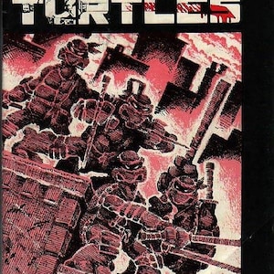 Può includere: Copertina di fumetto con le Tartarughe Ninja. Il testo del titolo è in bianco e rosso, con le tartarughe in un'illustrazione rossa e nera. L'immagine ha uno stile fumettistico vintage.