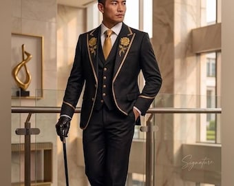 Könnte beinhalten: Ein schwarzer Dreiteiler mit goldener Blumenstickerei an Revers und Manschetten. Der Anzug umfasst eine Weste und eine goldene Krawatte. Die Person trägt schwarze Lederhandschuhe und hält einen schwarzen Gehstock. Formeller Anzug.