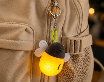 Glow-in-the-Dark Firefly Keychain – Cute Gift, Fun Backpack Accessory with Soft Amber Light – Perfect Gift for Nature Lovers