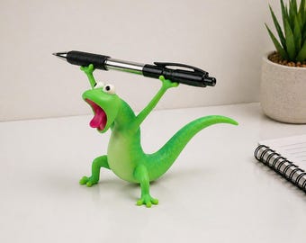 Tom Lizard Pen Holder Desk Organizer - Hoppers Decor for Bookshelves & Desk Storage, Gift, Pen Stand
