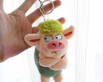 Funny Plush Pig Keychain – Cute Grumpy Piggy Plushie with Green Hair – Quirky Gag Gift for Bestie – Kawaii Bag Charm – Aries Artisan Crafts