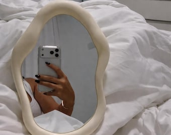 Espejo de tocador: Marco ondulado color crema, estilo minimalista (dormitorio moderno)