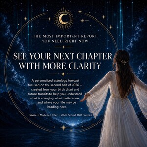 Op de afbeelding: Een digitale afbeelding met een persoon in een witte jurk die uitkijkt over een sterrenhemel boven bergen. De tekst luidt: THE MOST IMPORTANT REPORT YOU NEED RIGHT NOW, SEE YOUR NEXT CHAPTER WITH MORE CLARITY, A personalized astrology forecast.