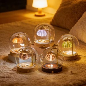 Może przedstawiać: Zestaw trzech ceramicznych kubków z nakrapianym, matowym wykończeniem. Każdy kubek ma inny kolor: jasnoniebieski, kremowy i szary. Kubki mają prosty, nowoczesny design i wygodny uchwyt.