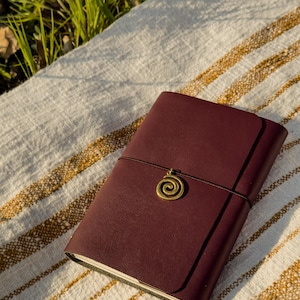 Carnet de voyage A6 en cuir de raisin – Carnet végan fait main avec breloque dorée ou argentée | Carnet de vin rouge rechargeable | Cadeau écoresponsable