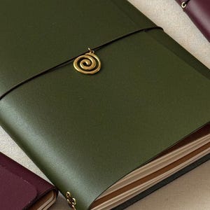 A5 reisdagboek van cactusleer – Handgemaakt veganistisch notitieboek met gouden bedeltje | Navulbaar notitieboek van nopalleer | Duurzaam cadeau