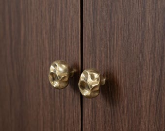 Handgefertigter Schubladenknauf aus massivem Messing - Luxusschrank Möbelbeschläge