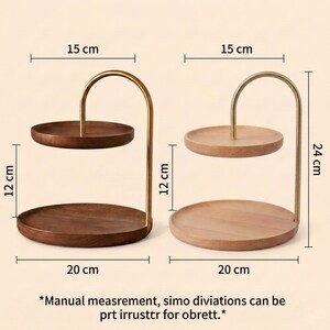 Puede incluir: Dos expositores de dos niveles con bandejas circulares de madera y marcos de metal dorado. Cada expositor cuenta con una bandeja superior de 15 cm, una inferior de 20 cm, 12 cm de espacio vertical y una altura total de 24 cm.