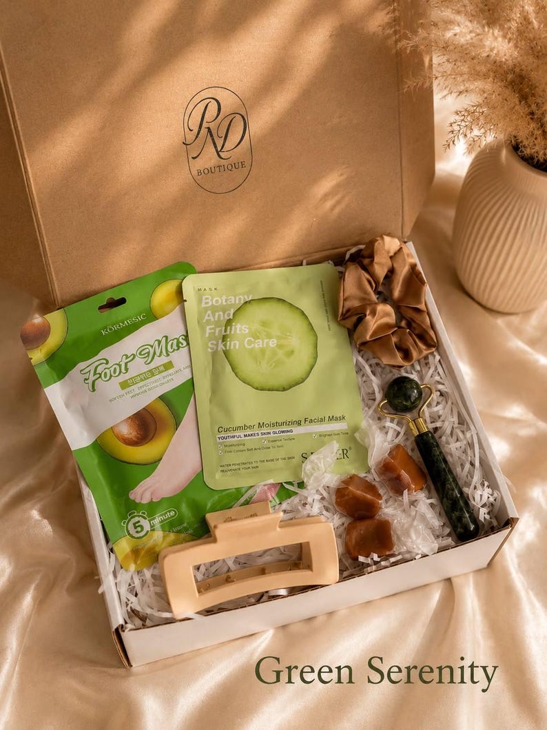 Peut inclure: Un coffret cadeau contenant un masque pour les pieds &agrave; l'avocat Kormesic, un masque facial hydratant au concombre Botany and Fruits, un chouchou en satin beige, un rouleau facial en jade vert fonc&eacute; et une pince &agrave; cheveux rectangulaire mate.