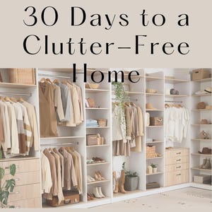 Può includere: Una cabina armadio ben organizzata con abiti, scarpe e accessori dai toni neutri. L'immagine presenta il testo "30 Days to a Clutter-Free Home" e "Trasforma la tua casa in soli 10 minuti al giorno."