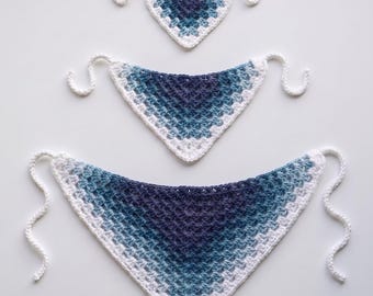 Könnte beinhalten: Drei dreieckige Häkel-Bandanas in verschiedenen Größen mit einem Farbverlauf aus dunkelblauem, blaugrünem und weißem Garn. Jedes Stück hat weiße Häkelbänder. Der Text lautet: Ocean Waves Crochet Bandana Pattern und Instant PDF Download.