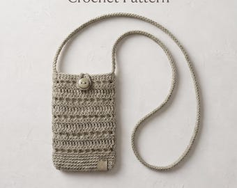 Puede incluir: Un patrón de ganchillo para un mini bolso bandolera tejido en color beige con una correa larga, un cierre de botón único en la parte superior y una pequeña etiqueta rectangular en la esquina inferior. El texto Woven Mini Sling Bag Crochet Pattern y Instant PDF Download es visible.