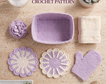 Könnte beinhalten: Eine Häkelanleitung mit dem Titel LAVENDER AND CREAM FLORAL SPA SET und Instant PDF Download. Das Set enthält einen lavendelfarbenen Korb, einen blumenförmigen Schwamm, zwei blumenförmige Untersetzer in Lavendel und Creme sowie einen Waschhandschuh.