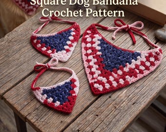 Puede incluir: Tres pañuelos triangulares de ganchillo para perro con patrones de granny square en rojo, blanco y azul marino, con tiras para atar. El texto dice: Handmade Granny Square Dog Bandana Crochet Pattern. Instant PDF Download. Una caja marrón.
