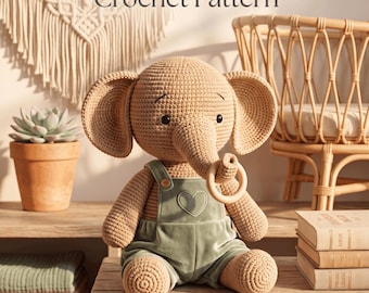 Könnte beinhalten: Ein gehäkelter beigefarbener Elefant in einer salbeigrünen Samtlatzhose mit Herzdetail, der einen kleinen Holzring hält. Der Text lautet Boho Baby Elephant Crochet Pattern und Instant PDF Download.