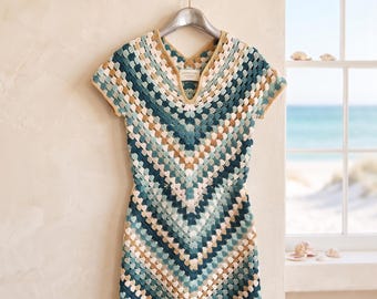 Könnte beinhalten: Ein gehäkeltes Kleid mit V-Ausschnitt und einem bunten Granny-Square-Muster in Blaugrün, Blau, Weiß und Hellbraun. Der Text "Crochet Colorful V-Neck Granny Square Dress Pattern" und "Instant PDF Download" ist auf dem Bild zu sehen.