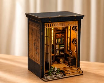 Diorama en miniatura de un rincón de lectura zen japonés: Estantería con iluminación LED integrada en una habitación tatami.