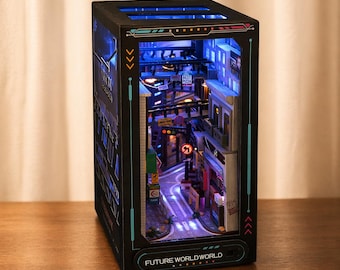 Maqueta de diorama de Book Nook City con ventanas iluminadas y detalles urbanos.