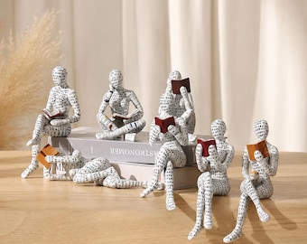 Estatueta humana sentada em material texturizado, decoração minimalista para biblioteca, ideal para amantes de livros e decoração de casa.