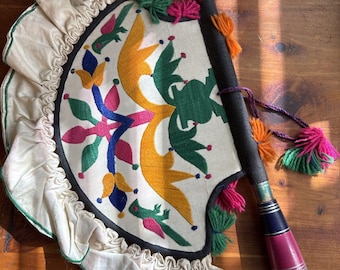 Abanico giratorio de mano vintage punjabi hecho a mano en la década de 1950.