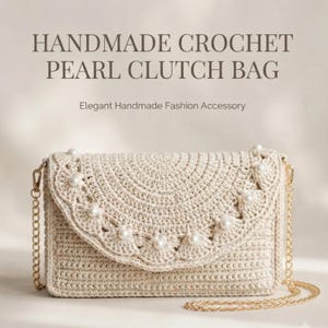 Puede incluir: Un bolso de mano beige tejido a ganchillo a mano con una solapa festoneada decorada con perlas blancas y una correa de cadena dorada. El texto HANDMADE CROCHET PEARL CLUTCH BAG y Elegant Handmade Fashion Accessory se ve sobre el bolso.