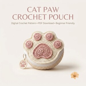 Op de afbeelding: Een crème en oudroze gehaakt tasje in de vorm van een kattenpoot met een bijpassende rits-hanger. De tekst CAT PAW CROCHET POUCH Digital Crochet Pattern PDF Download Beginner Friendly staat boven het tasje afgebeeld.