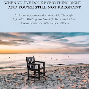 Könnte beinhalten: Buchcover mit dem Titel "WHEN YOU'VE DONE EVERYTHING RIGHT - AND YOU'RE STILL NOT PREGNANT". Das Cover zeigt einen dunklen Holzstuhl an einem Sandstrand, mit dem Meer und einem Sonnenuntergang im Hintergrund. Der Autor ist K. Kelly Manoukas.