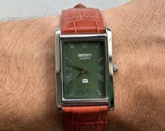 Zeldzaam vintage Seiko quartz-tankhorloge | Leren band met groene wijzerplaat | Japans retropolshorloge | Gerenoveerd