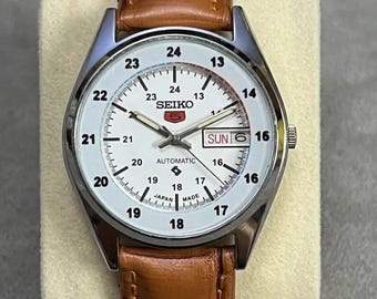 Vintage Seiko 5 automatisch horloge heren witte wijzerplaat leren band gerestaureerd