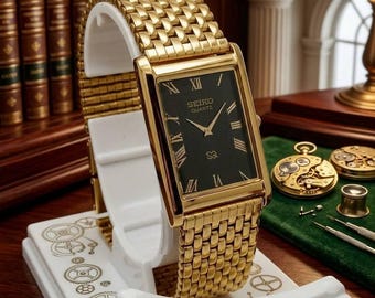 Vintage Seiko quartz-tankhorloge | Goudkleurige rechthoekige kast | Jurkhorloge met zwarte Romeinse wijzerplaat