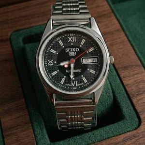 Orologio da uomo Seiko 5 automatico vintage con quadrante nero, modello 6309, restaurato.