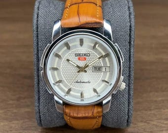 Vintage Seiko 5 automatisch herenhorloge grijze wijzerplaat gerestaureerd 7009