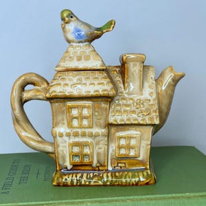 Peut inclure: Panneau en bois fait à la main avec l'inscription "Welcome to our home" dans un style manuscrit. Le panneau est peint en blanc avec des lettres noires et une finition vieillie, parfait pour la décoration intérieure.