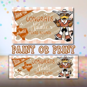Puede incluir: Dos pancartas rectangulares con una mascota de toro de dibujos animados. Las pancartas dicen "¡Felicidades Natalie Texas Bound!" y "Hook 'Em" con un contorno de Texas. El texto "¡Pinta o imprime!" está debajo. El fondo es un patrón de cuadros vichy melocotón y blanco.