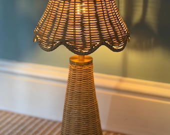 Lámpara de mesa de ratán con pantalla festoneada – Luz nocturna inalámbrica recargable