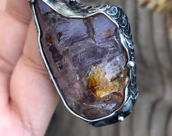 Halsband med grov Super Seven-kristall • Melodisten • Talisman • Unikt • Metallarbete • Naturinspirerat
