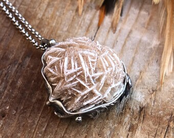 Pietra grezza naturale di rosa del deserto • Unisex • Pietra curativa • Rustica • Ciondolo in pietra • Ispirato alla natura