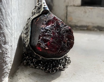 Collar grande de granate piropo en bruto • Unisex • Piedra curativa • Rústico • Inspirado en la naturaleza