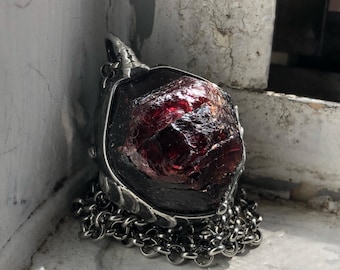 Collar de granate piropo en bruto • Unisex • Piedra curativa • Estilo rústico • Colgante de roca • Inspirado en la naturaleza