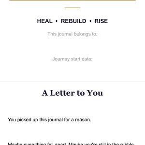 Könnte beinhalten: Ein weißes Journal mit dem Titel "YOUR NEW CHAPTER" in goldener Schrift. Es ist für den Wiederaufbau nach den härtesten Momenten des Lebens konzipiert. Enthält die Worte "HEAL • REBUILD • RISE" und persönliche Angaben.