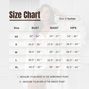 Op de afbeelding: Een maattabel met afmetingen in inches voor borst, taille en heupen. Maten vari&euml;ren van XS tot XL. De tabel bevat instructies voor het meten van de taille en heupen. De tekst "Size Chart" staat bovenaan.