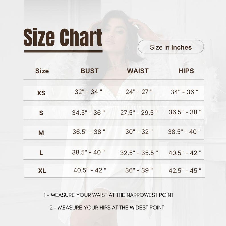 Op de afbeelding: Een maattabel met afmetingen in inches voor borst, taille en heupen. Maten vari&euml;ren van XS tot XL. De tabel bevat instructies voor het meten van de taille en heupen. De tekst "Size Chart" staat bovenaan.