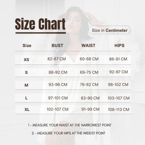 Op de afbeelding: Een maattabel met afmetingen in centimeters voor borst, taille en heupen. Maten vari&euml;ren van XS tot XL. De tabel bevat instructies voor het meten van de taille en heupen. De tekst "Size Chart" staat bovenaan.