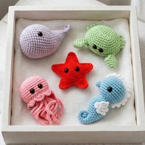 Gehaakte zeedieren amigurumi patroon bundel, walvis schildpad kwal zeepaardje zeester pdf, schattig oceaanspeelgoed, kawaii mini pluche set